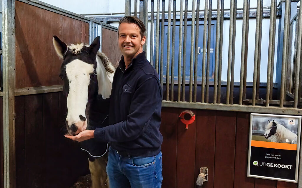 Johan van Marle met Tinker Paard Billy, stalsponsor bij Stichting Paardrijden Gehandicapten IJsselmuiden.