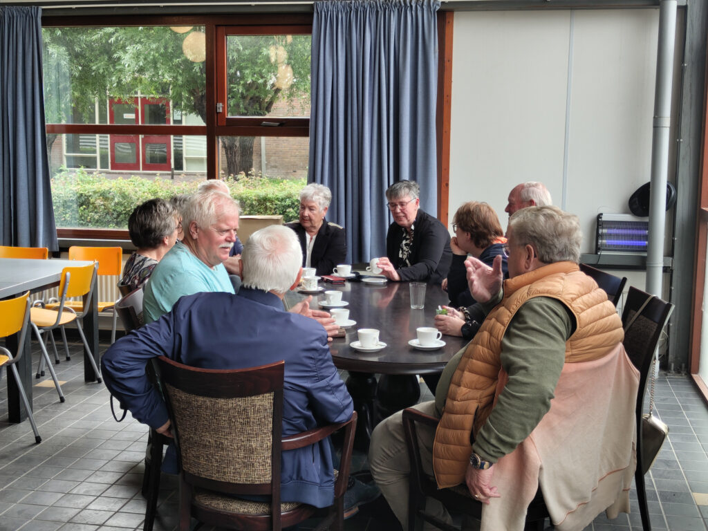 Samen met de dagbesteding koffie schenken, schoonmaken en tijd voor gezelligheid.